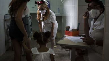 Куба насочи вчера ваксинационна кампания срещу COVID към имунизиране на