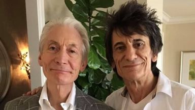  Rolling Stones почернят езика си в памет на Чарли