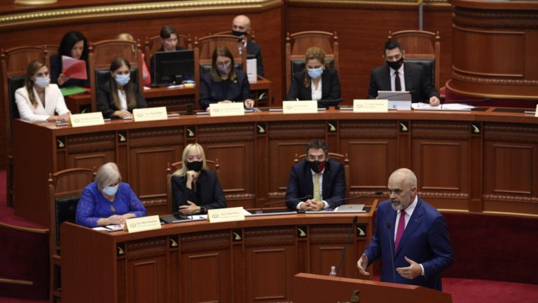 Албанският парламент одобри днес новото правителство, което е доминирано от