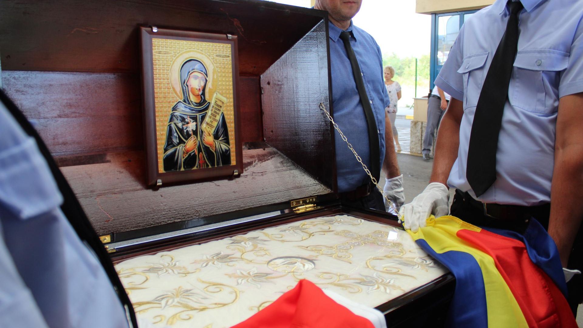 Плащеницата на Св. Петка пристигна в Русе (снимки)