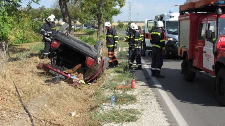Два автомобила се преобърнаха по таван, трима пострадаха. Инцидентите станаха