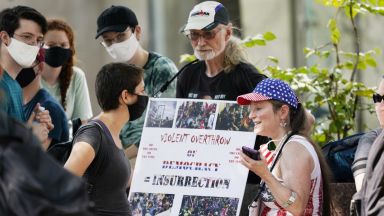 Полицията и представителите на медиите бяха повече от участниците в