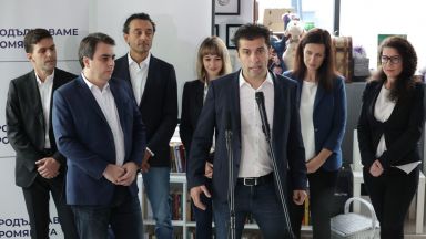 Бившите министри от служебното правителство Асен Василев и Кирил Петков