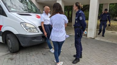 Скандал затвори изнесения ваксинационен пункт на входа на Морската градина