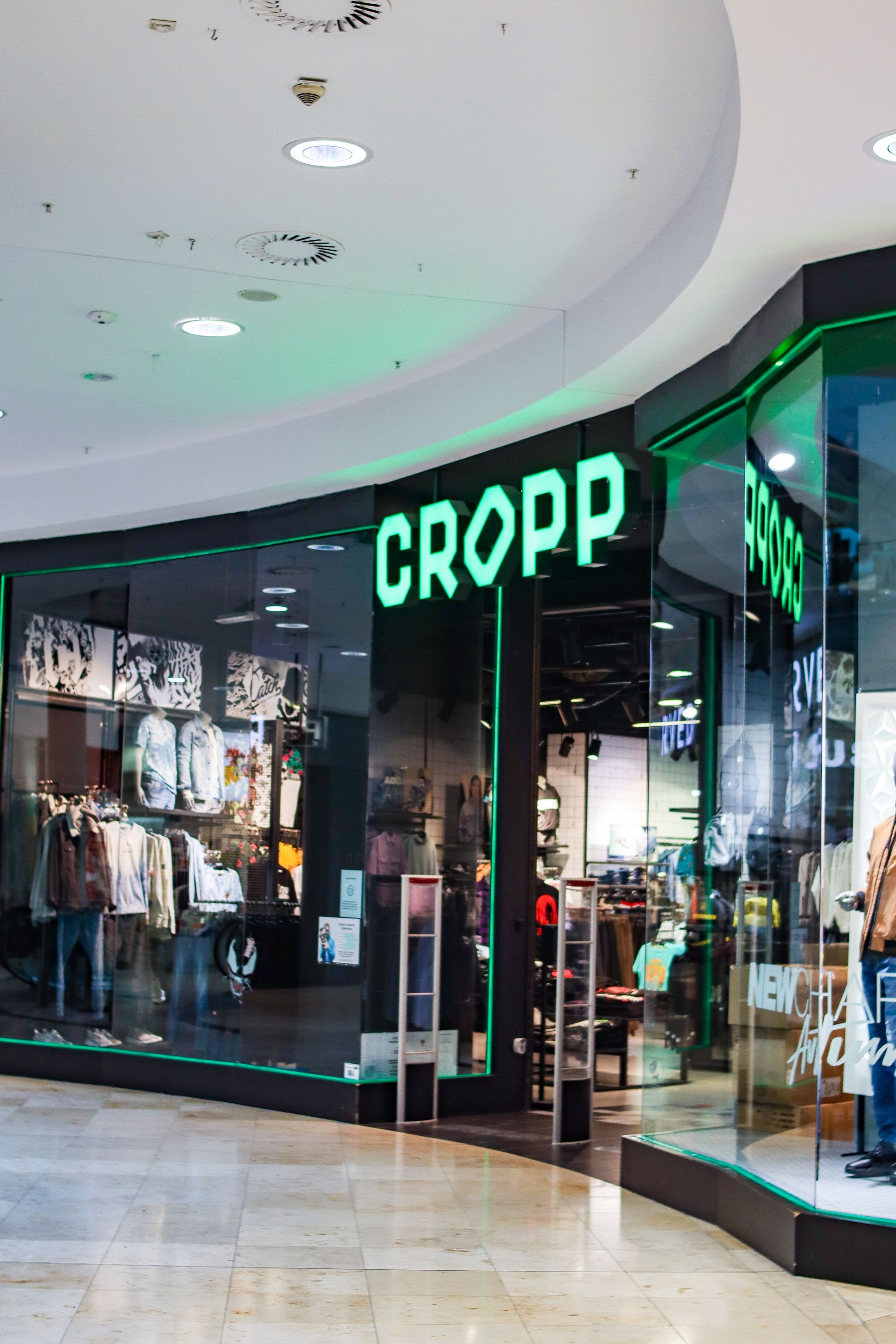 Магазин CROPP се очертава като сборен пункт на по-големите ученици 