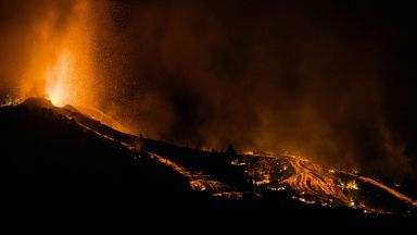 Евакуираха 1000 души заради изригналия вулкан на Канарските острови (снимки, видео)