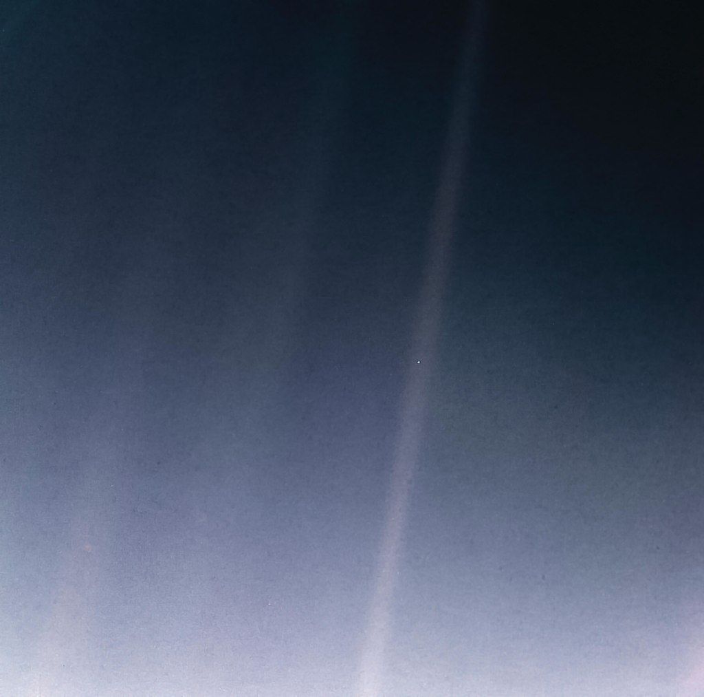 Земята като "Бледата синя точка", заснета от "Вояджър 1", докато е около Сатурн