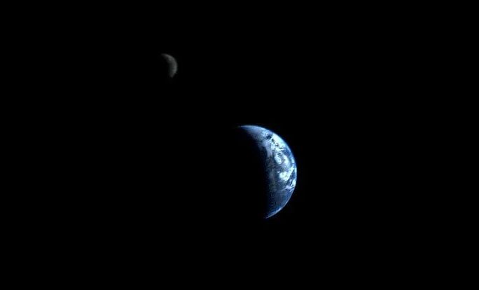 Земята и Луната, заснети заедно от "Вояджър 1"
