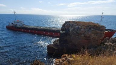 Министър Алексиев: Заседналият кораб край Камен бряг потъва