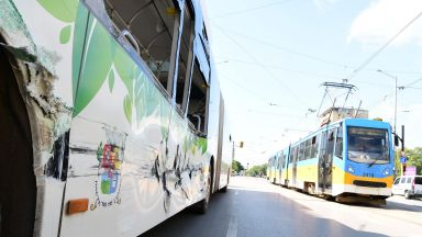 Трамвай и автобус се сблъскаха в София, има пострадали (снимки)