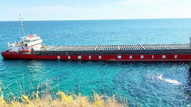Водолазна група ще направи оглед на заседналия товарен кораб в