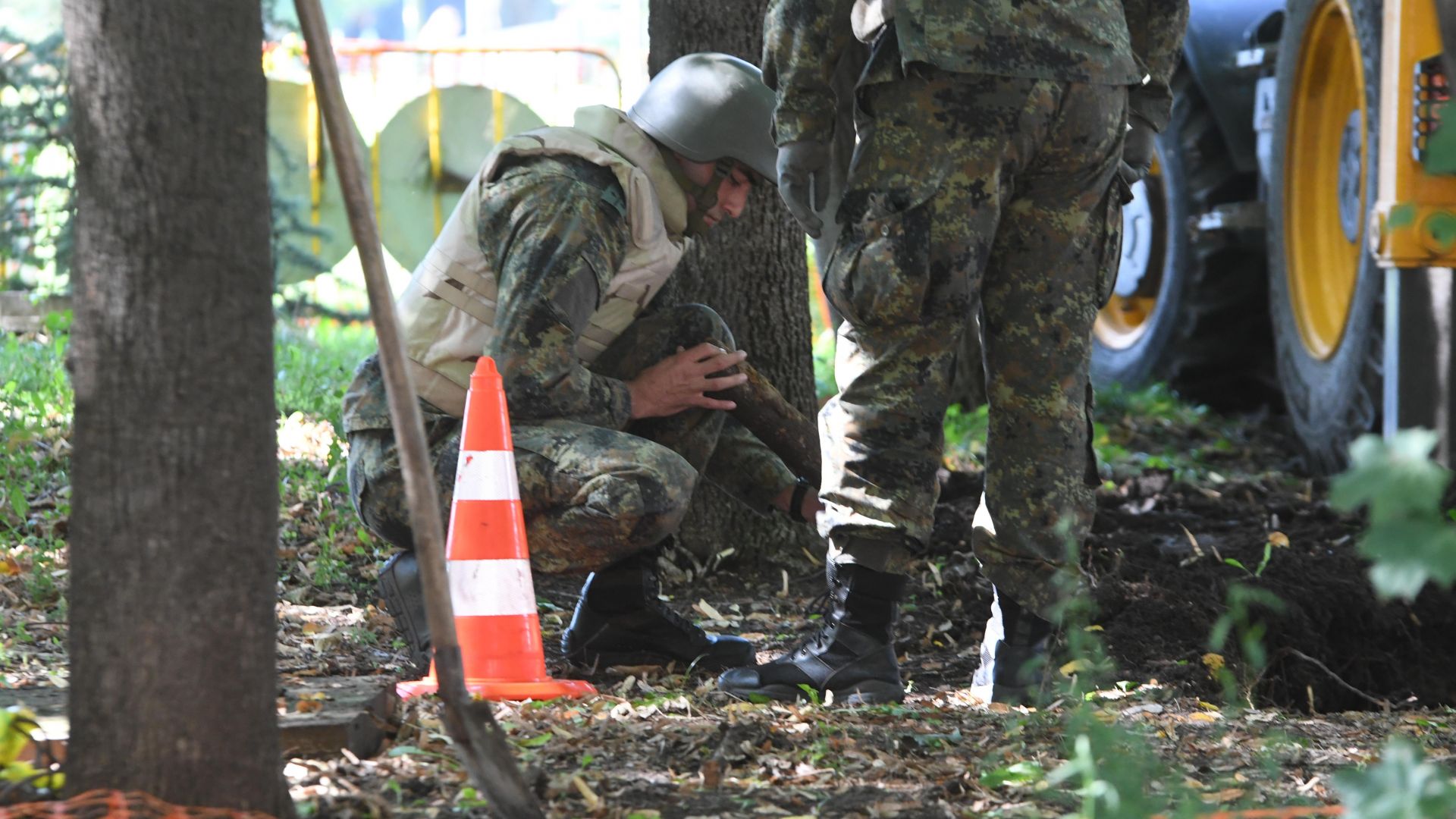 Откриха невзривен снаряд в района на НДК в София (снимки)