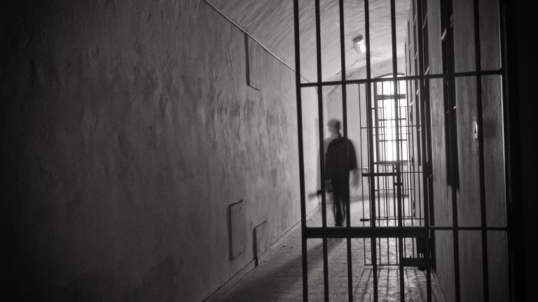 Варненският апелативен съд присъди четири години затвор за старец, блудствал