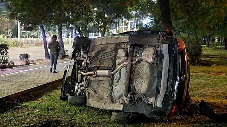 Лек автомобил прелетя през тротоара и се заби в дърво