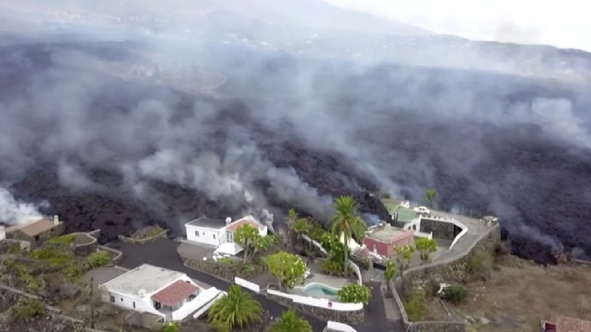 Нов поток от лава погълна десетки къщи на Канарските острови (снимки/видео)