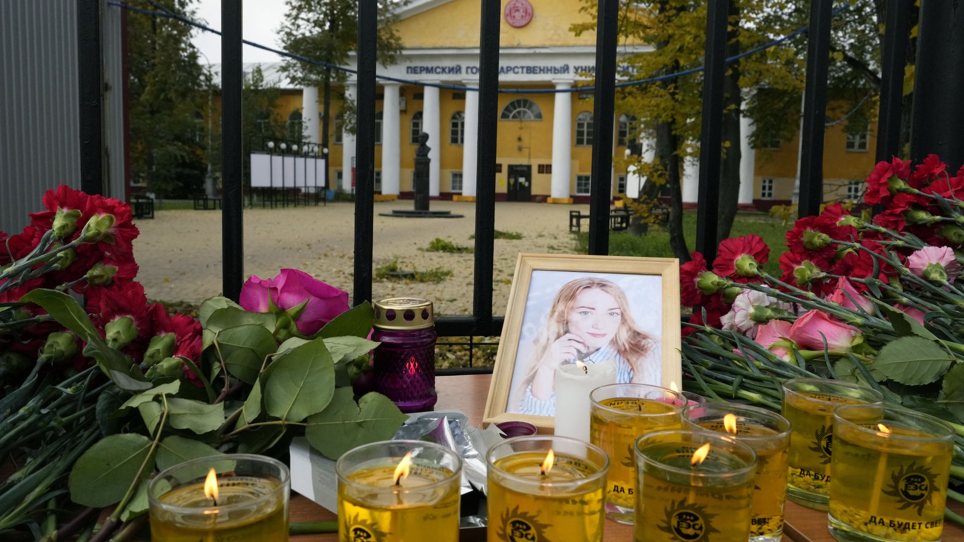 Скръб в Перм: Опечалени поставиха цветя в памет на убитите в руския университет (снимки)