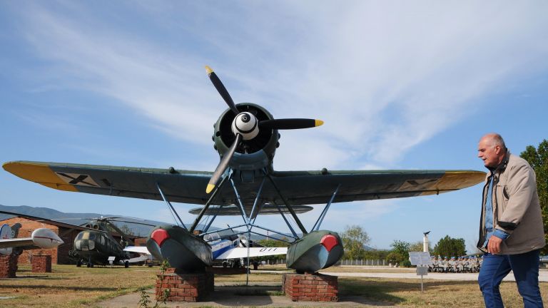 Над 300 храста с рози засадиха в зелените площи на