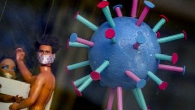 Фанатични антиваксъри и хора отричащи съществуването на коронавируса очевидно продължават