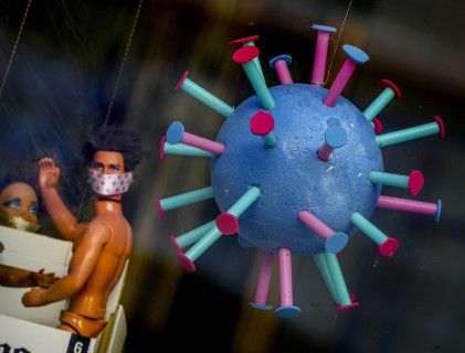 Кукла с предпазна маска и гумен коронавирус на витрината на фризьорски салон във Франкфурт