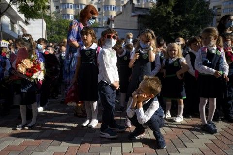 Децата в Румъния започнаха училище на 13 септември, някои от тях носят маски в първия учебен ден 