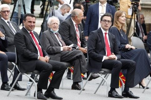 Премиерът на Северна Македония Зоран Заев (вляво) и президентът Стево Пендаровски (вдясно) наблюдават парада по случай Деня на независимостта, Скопие, 8 септември 2021 г. 