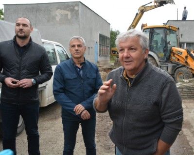 Заместник-министърът на Регионалното развитие и благоустройството Валентин Граматиков (дясно) и представители на ВиК Холдинга посетиха мястото на голямата авария на подстанцията до село Ябълково