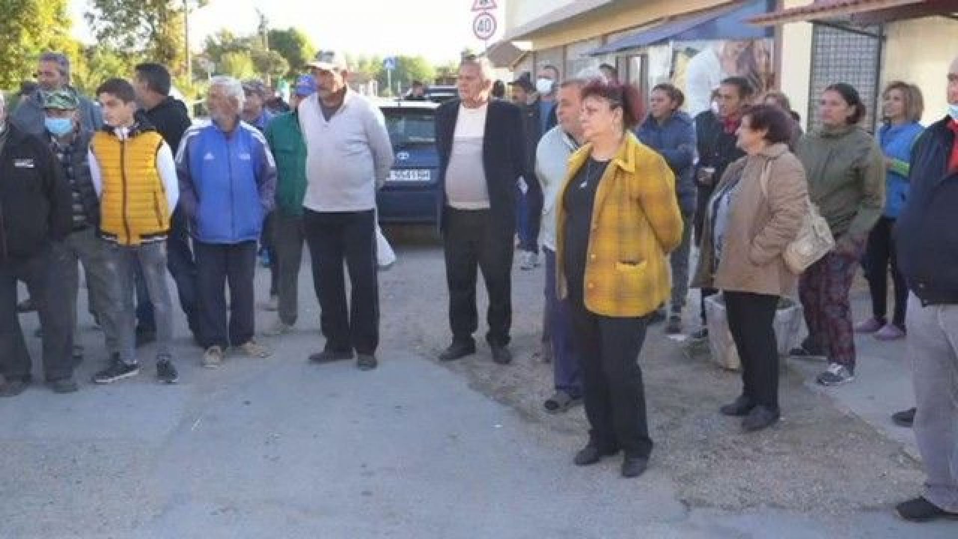 Село в Монтанско на протест заради проблеми с тока: Жителите се оплакаха, че изхвърлят храна