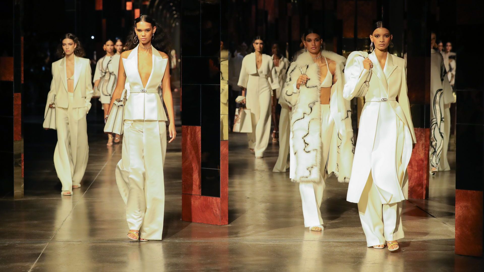 Fendi откри Седмицата на модата в Милано с диско блясък от 70-те (снимки)