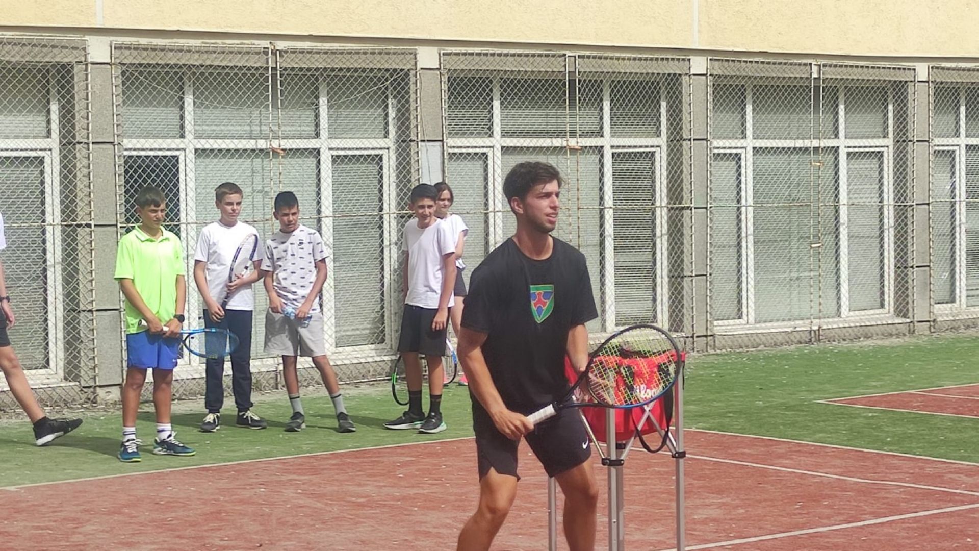 Големият ни талант в тениса Адриан Андреев игра с деца в столично училище