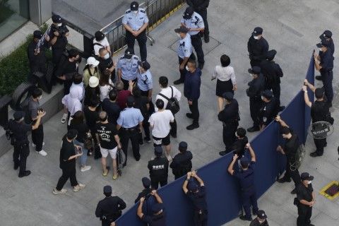 Инвеститори, заобиколени от полиция, пред входа на Евъргранде - китайският гигант в недвижимите имоти, който затъва заради затруднение да плаща на облигационери в страната и чужбина