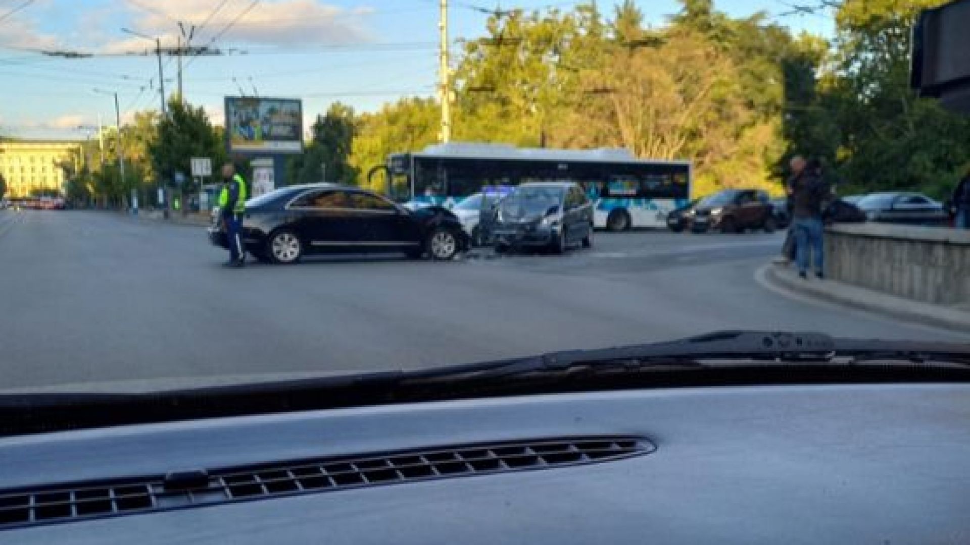 Кола на НСО катастрофира челно в центъра на София (снимки)