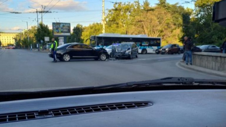 NSO car crashes head-on in downtown Sofia (photos)