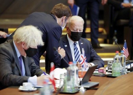 Еманюел Макрон разговаря с президента Джо Байдън на срещата на върха на НАТО на 14 юни. Вляво е британският премиер Борис Джонсън - участник в пакта Aukus