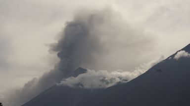 Вулканът Фуего близо до столицата на Гватемала изригна но за