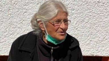 500 лева дари възрастна жена на общинската администрация в Стамболийски