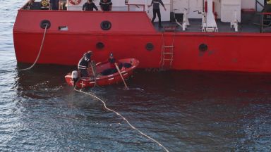 Водолаз откри изтичане на азотен тор от заседналия кораб край Камен бряг