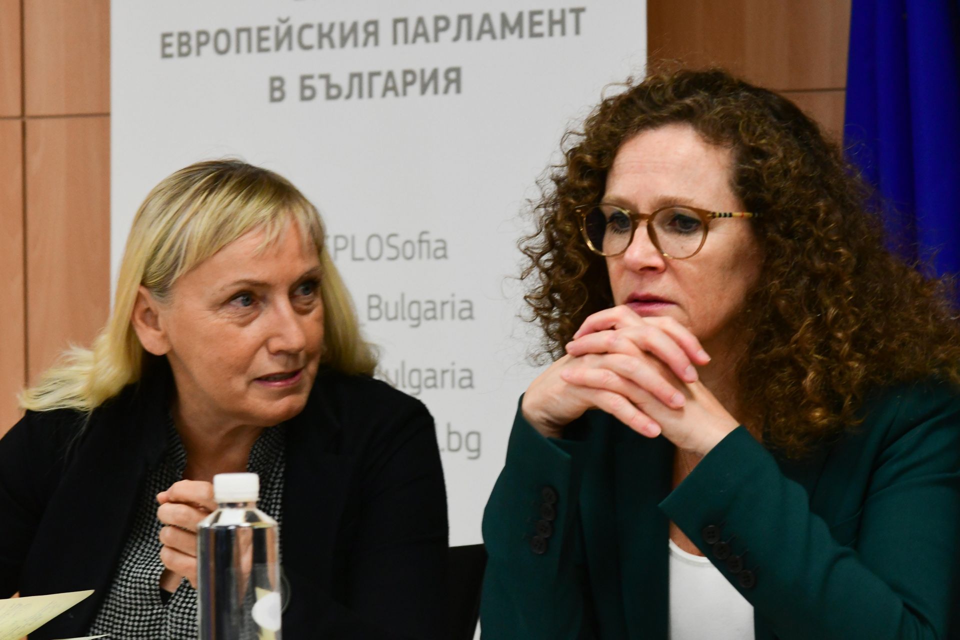 Елена Йончева е част от групата евродепутати, водена от София ин'т Велд
