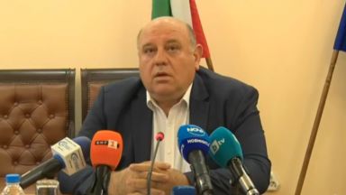 Първоначалният план заседналият кораб Vera Su край Камен бряг да бъде разтоварен