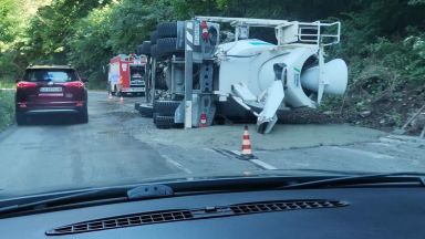 Бетоновоз се преобърна на пътя София Самоков на 74 ия км съобщиха