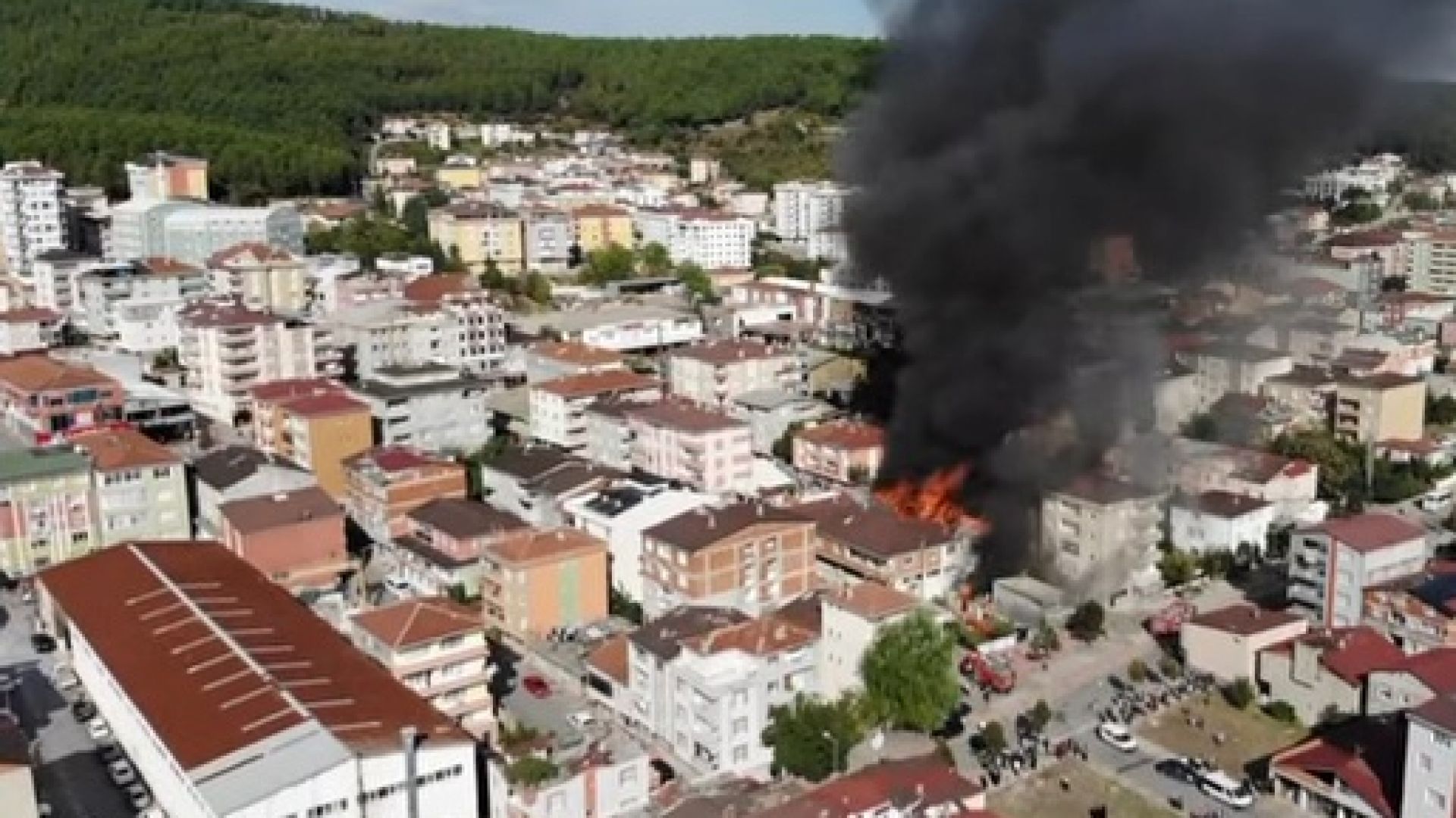 Голям пожар избухна във фабрика в Истанбул, има опасност и за други сгради (видео)