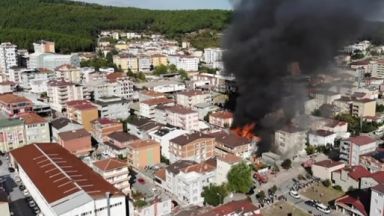 Голям пожар бушува във фабрика в Истанбул предаде турската телевизия