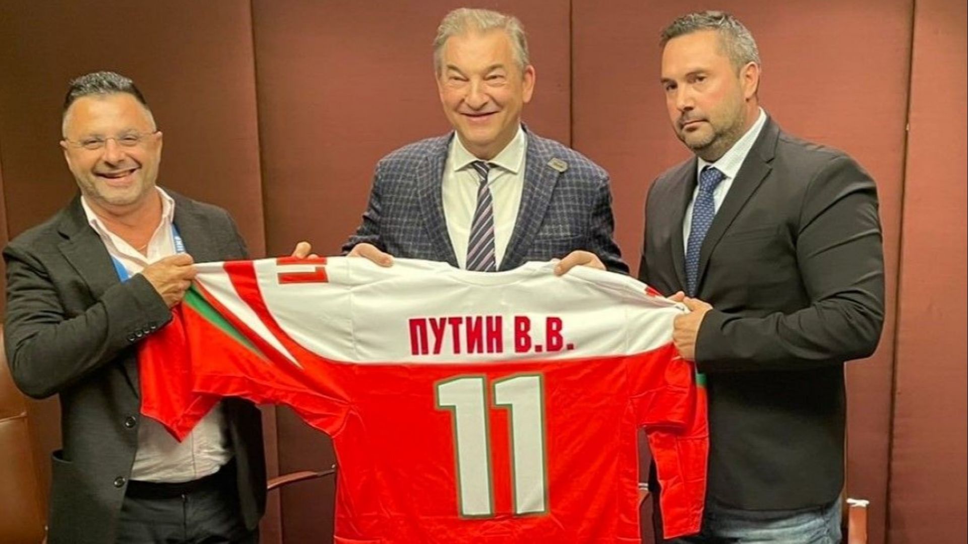 Хокейната федерация подписа договор за сътрудничество с Русия и подари екип на Путин