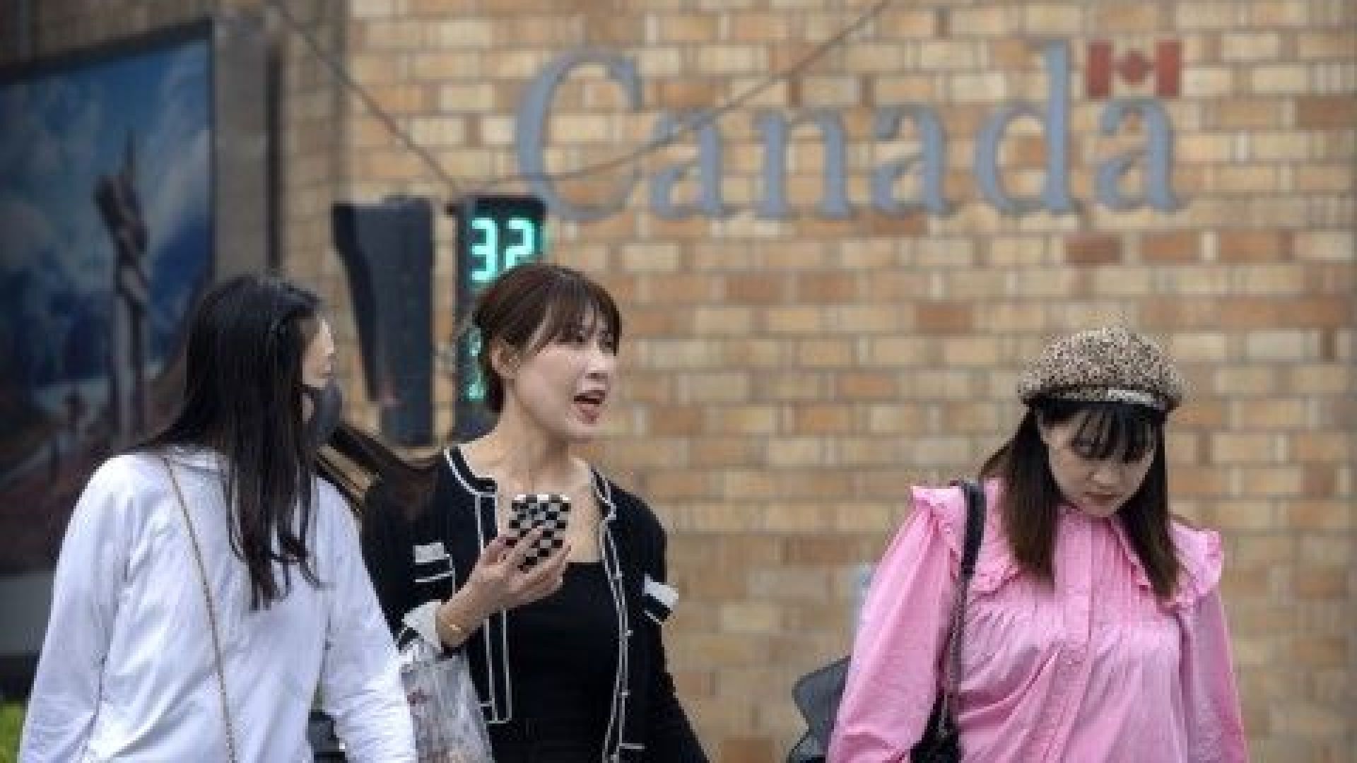 Канадски съд освободи финансовия директор на "Хуауей", Пекин пък пусна двама канадци