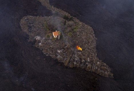 Къща насред лавата от вулкана в Ла Палма