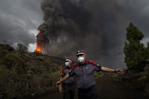 Полицаи нареждат на журналистите да се изнесат от района на вулкана на остров Ла Палма