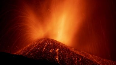 Вулканът на остров Ла Палма пак изригна, лавата почти достигна до океана (видео)