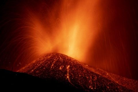 Лава се стича от изригналия на 23 септември вулкан на остров Ла Палма