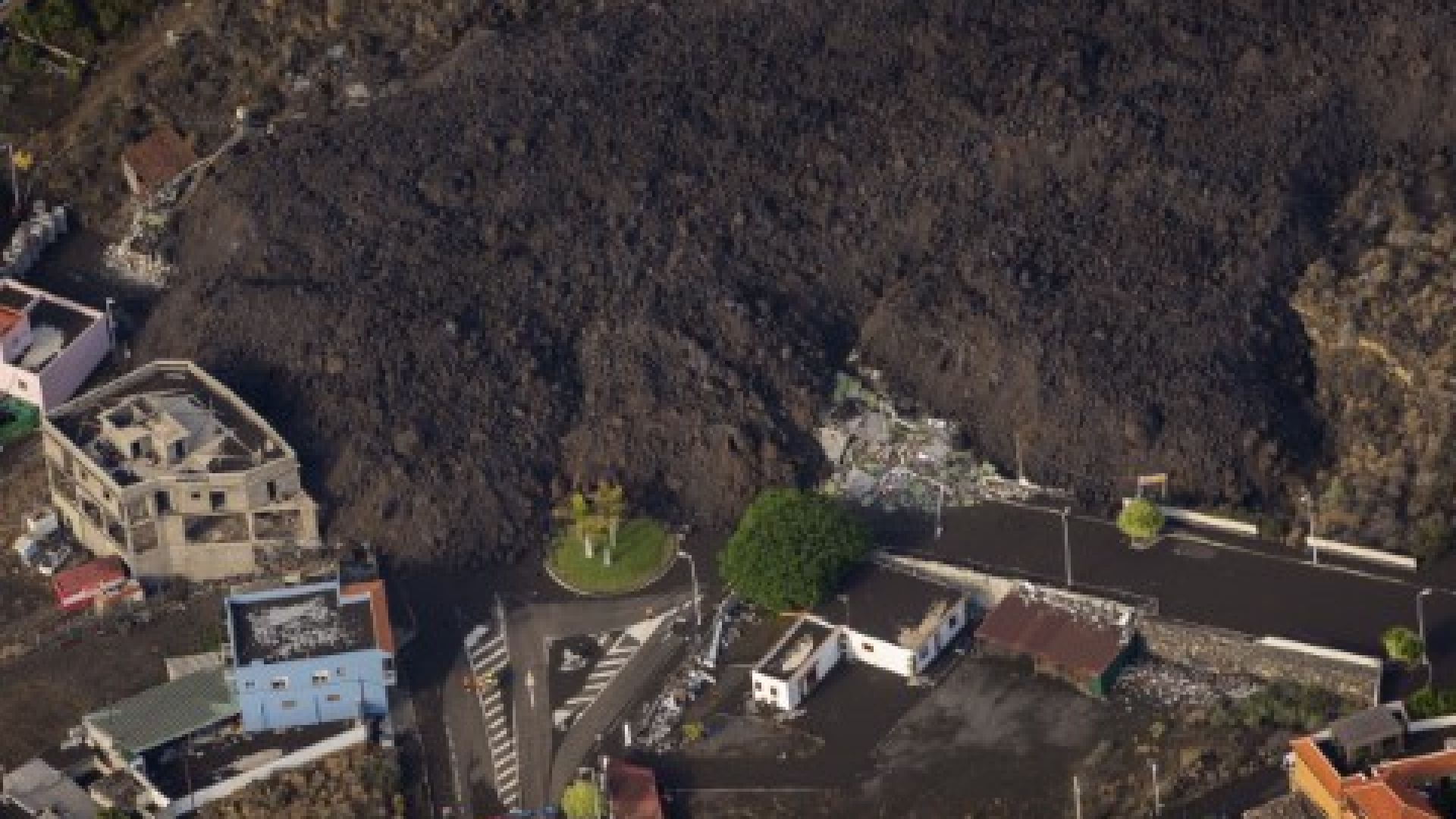  Лавата от вулкана е стигнала до къщите в Ла Палма 