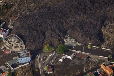 Лавата от вулкана е стигнала до къщите в Ла Палма