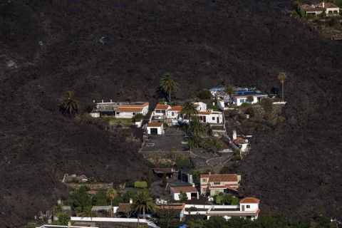 Къщи, обградени от потоци лава от вулкана на остров Ла Палма 